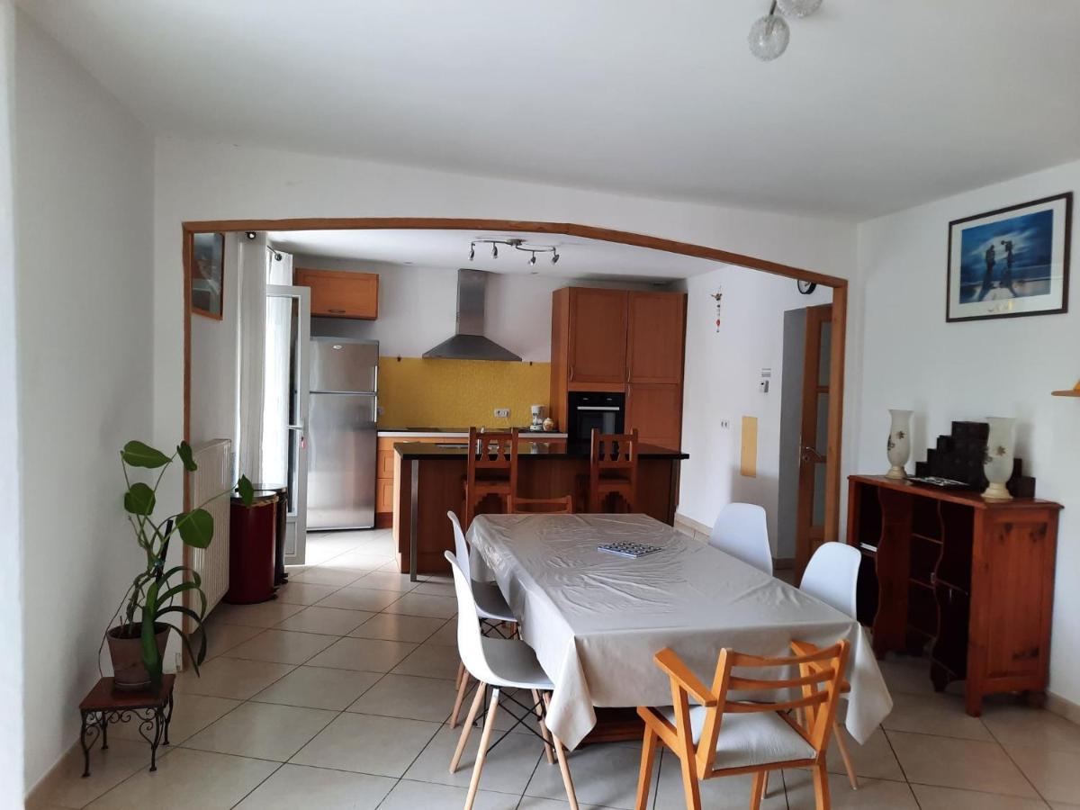 Maison Spacieuse Et Agreable Saint-Georges-de-Luzencon Bagian luar foto